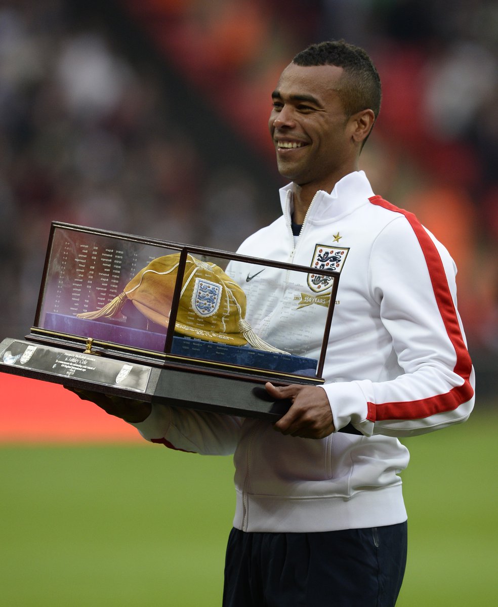 Happy Birthday to Ashley Cole! 

Name a better left back... we\ll wait 