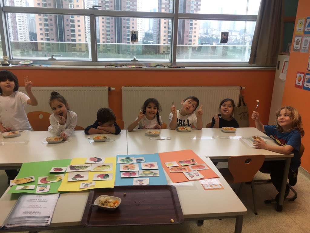 Anaokulu öğrencilerimizle mevsiminde meyve yemenin önemini kavrayarak , mevsim meyvelerinden mandalina, elma, armut ve muzdan oluşan meyve salatamızı afiyetle yedik🍒🍌🍅🍏🍊🍓🥑. @MUALLA_OZS @MerveTopcuoglu <a href="/mnvvrgr/">Münevver Gür Yıldırım</a>