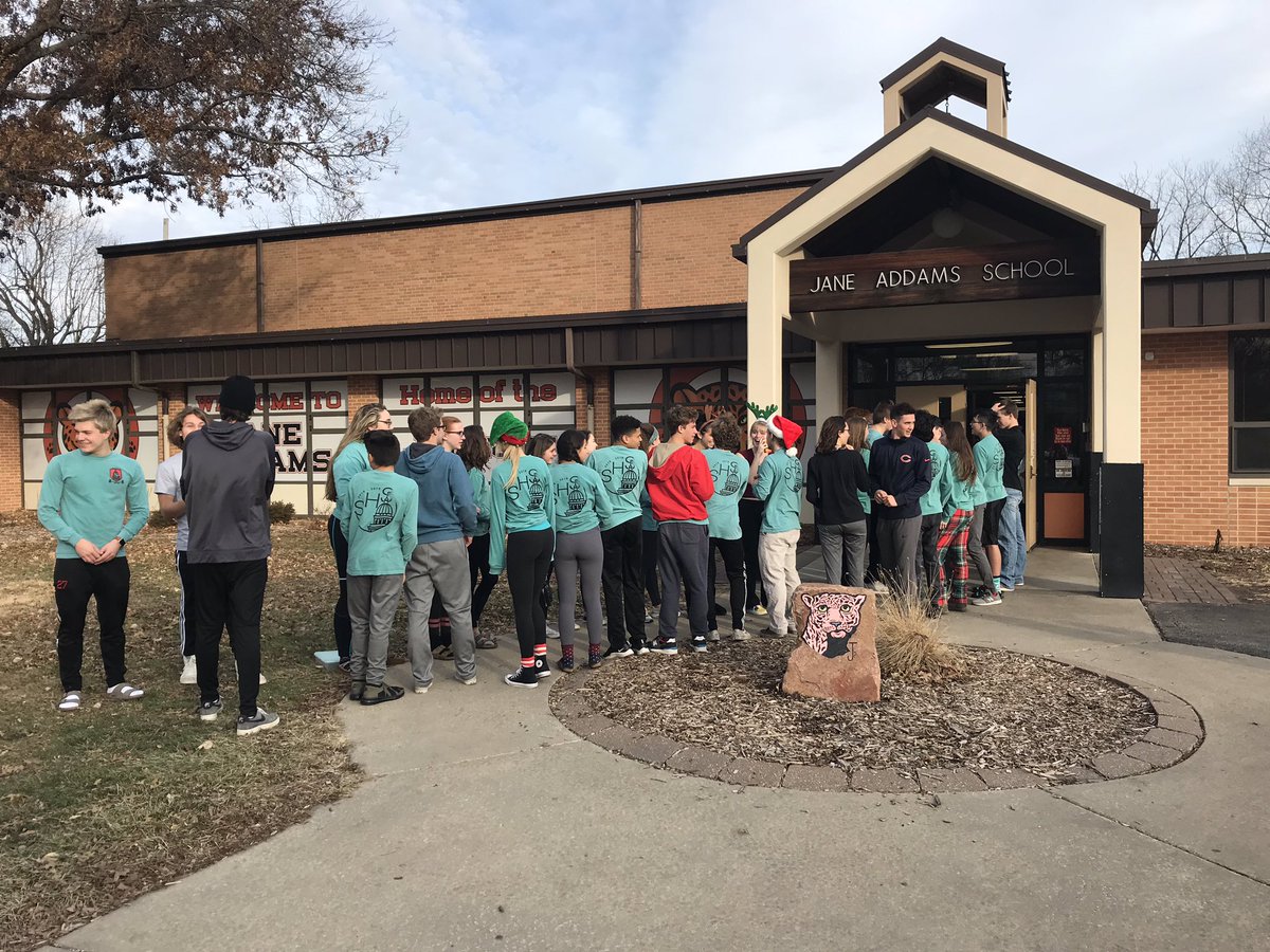__shsstudco__'s tweet photo. Student Council spent part of yesterday volunteering at Jane Addams by throwing classes a holiday party. @schooldist186 #186pride https://t.co/L9jvyfGKKl
