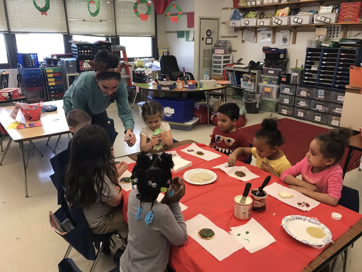 __shsstudco__'s tweet photo. Student Council spent part of yesterday volunteering at Jane Addams by throwing classes a holiday party. @schooldist186 #186pride https://t.co/L9jvyfGKKl