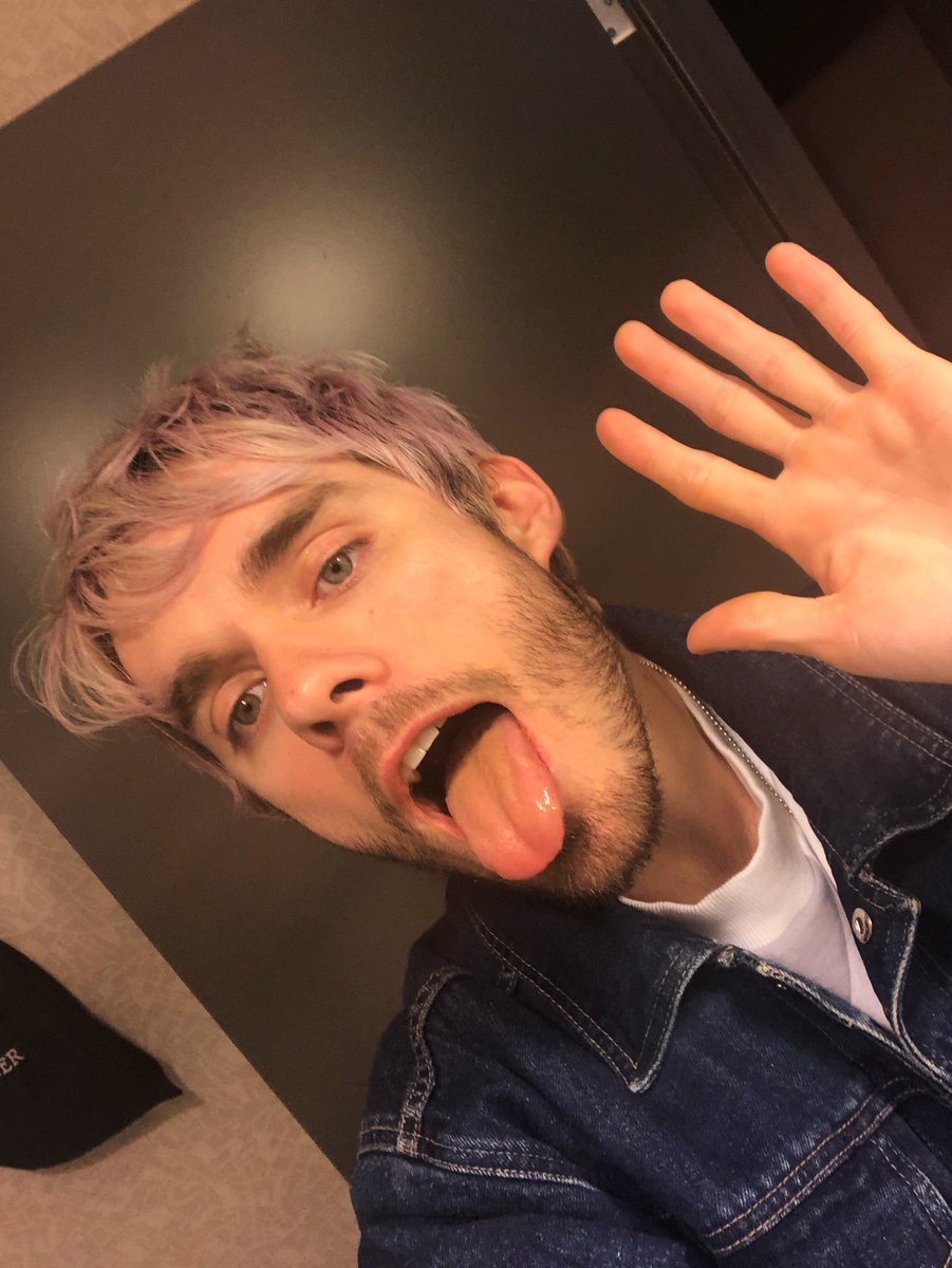 awsten's tweet photo. GOOD MORNING. I PAINTED MY NAILS. CHICAGO TODAY. https://t.co/d4FDol1kUE