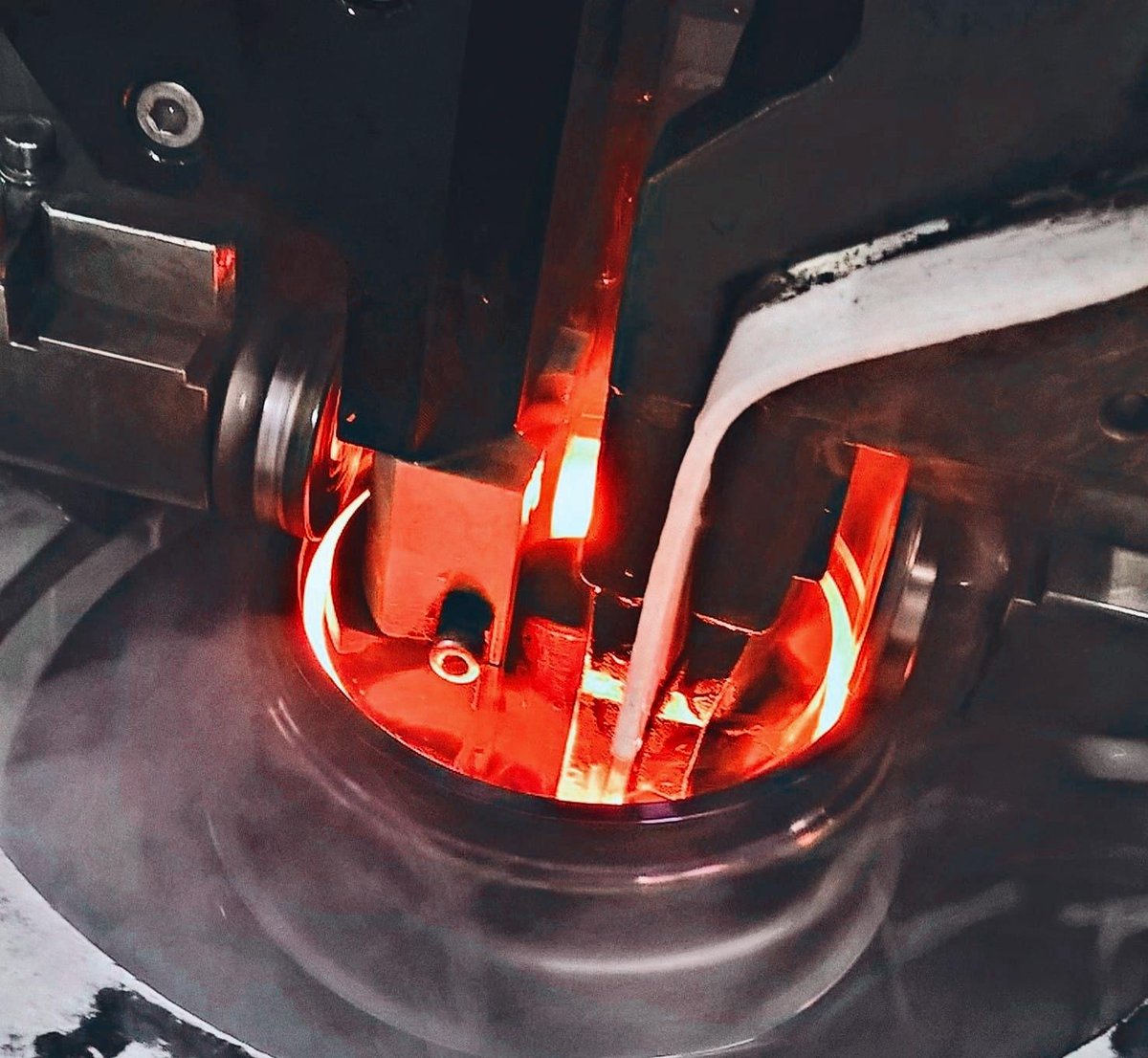 ghinduction's tweet photo. When the hard work of the all team is finished. The fastest hardening machine of HBU outer race in action. Split Inductors technology by GH induction. #GHTeamInAction #ghinduction #innovativeheating https://t.co/YFYHEdGieO