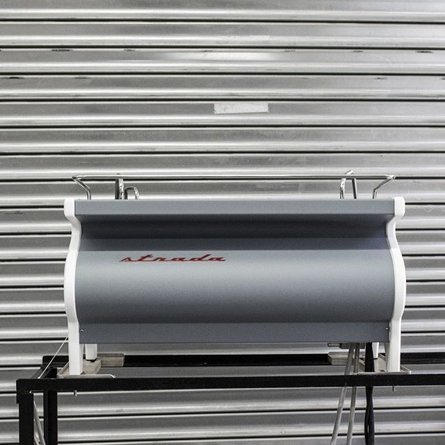 lamarzocco's tweet photo. The Electronic Paddle on the Strada EP assures absolute and direct control of pressure at any point during extraction.
Manually controlled by the barista.👊
#lamarzocco #stradaep https://t.co/2QQ9sAweeq https://t.co/SreIdw0jf3