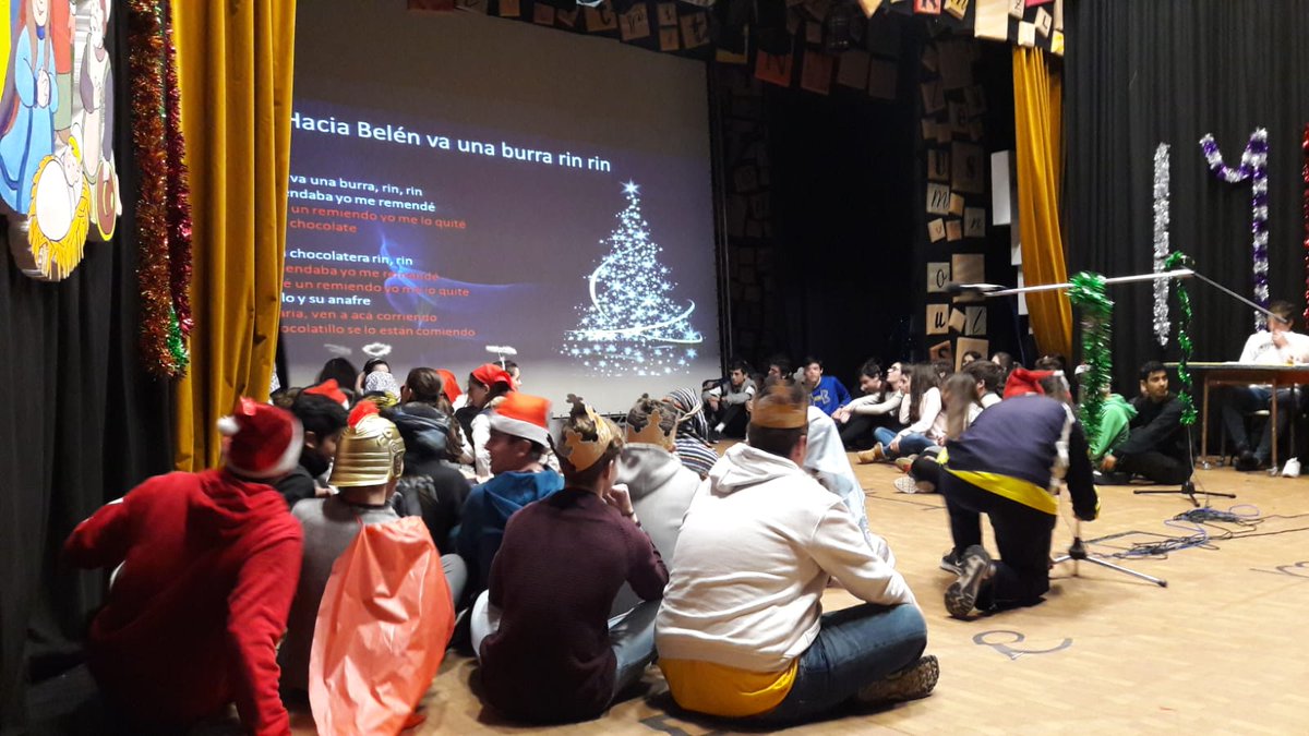 SalesGuada's tweet photo. Hoy hemos celebrado la velada de Navidad de la ESO. Algunos han optado por disfrazarse, otros por adornarse levemente, pero todos han disfrutado en esta jornada de celebración navideña. 🎄🎅#esosalgu #salesianosguadalajara #NavidadSalesiana https://t.co/lCLUrNLfYW
