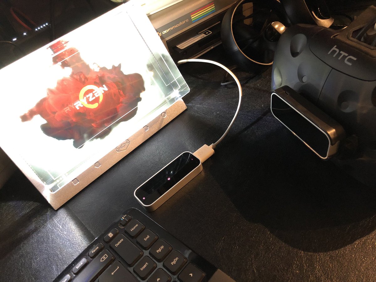 OTIILI's tweet image. Surely it’s Christmas already: not only did I receive my #LookingGlass display today, but #LeapMotion announced multiple device support blog.leapmotion.com/multiple-devic…