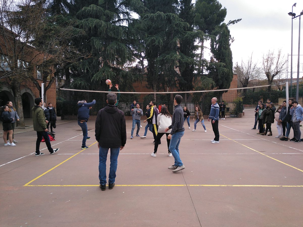 SalesGuada's tweet photo. Hoy se ha celebrado la final del campeonato de voley de los recreos. Los profes han vencido a 1°B de Bachillerato 🔩📐 con un ajustado 25-23 sobre la bocina. Muy dignos rivales dejando estampas muy espectaculares durante el partido 🏐 #bacsalgu #esosalgu #salesianosguadalajara https://t.co/rrBGColrhX