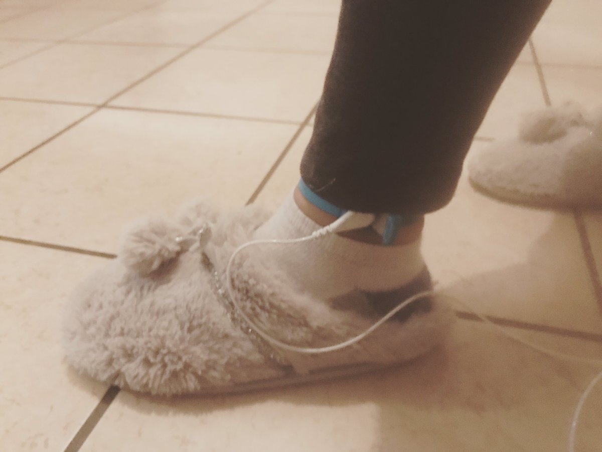 janquela's tweet photo. Grounding Naturally bare feet on the earth, grounding on a grounding mat or grounding like this... I am always connected to the earth! Mind is feeling right and good vibes are flowing! #GetGrounded #Grounding #HighVibes #WelcomeBack #PreparingMySolorNoonMeal #iLoveMycellf 👌🏽💚🌞 https://t.co/Csu3cjgBVF