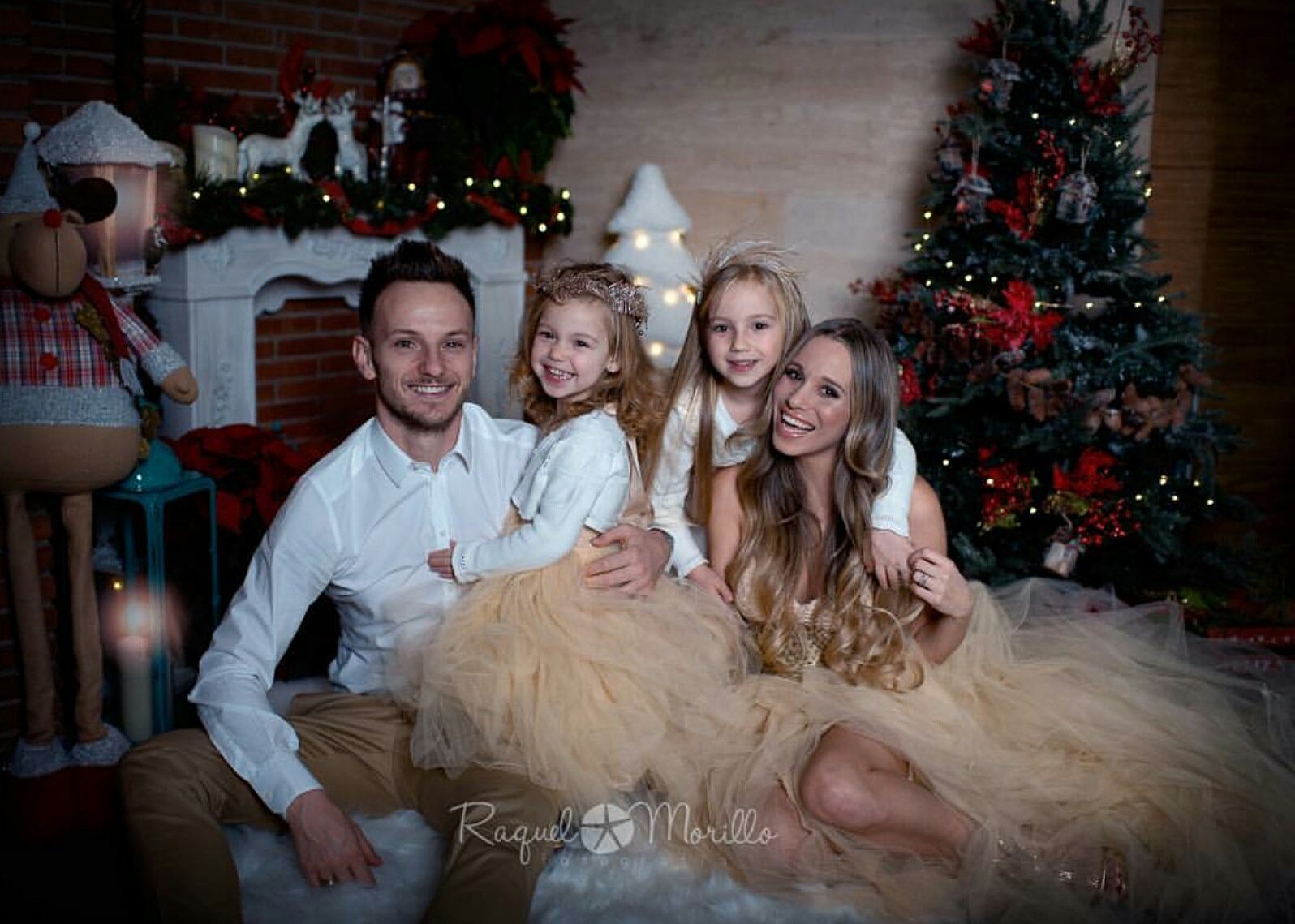 Footballers Wagskids Merry Christmas And Happy New Year From Rakitic Family Pic Raquel Mauri Raquel Morillo Photography Ivanrakitic Raquelmauri Althearakitic Adararakitic Rakitic Fcb Fcbarcelona Fcbarcelonawags