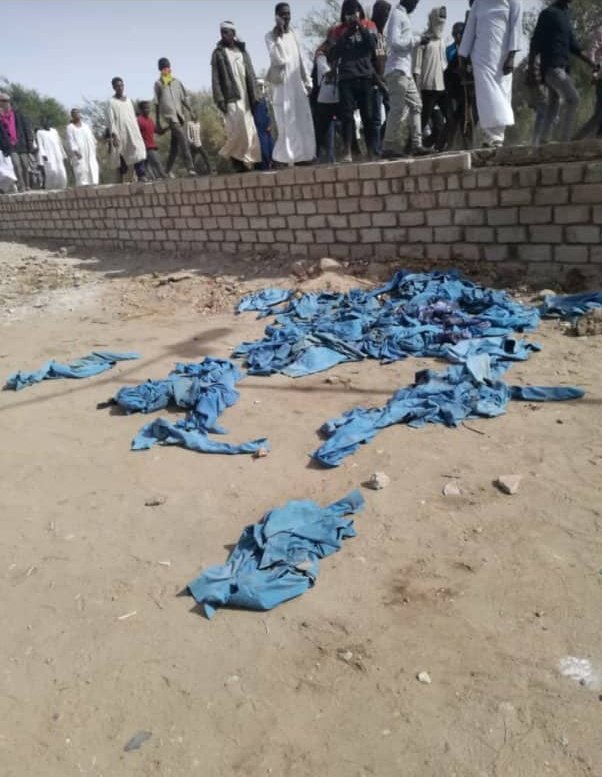 HATIMOSMAN18's tweet photo. البوليس يقلع الكاكي ويقيف وقفة رجا�� في دنقلا 
#مدن_السودان_تنتفض٢ https://t.co/rCFLetRRj6