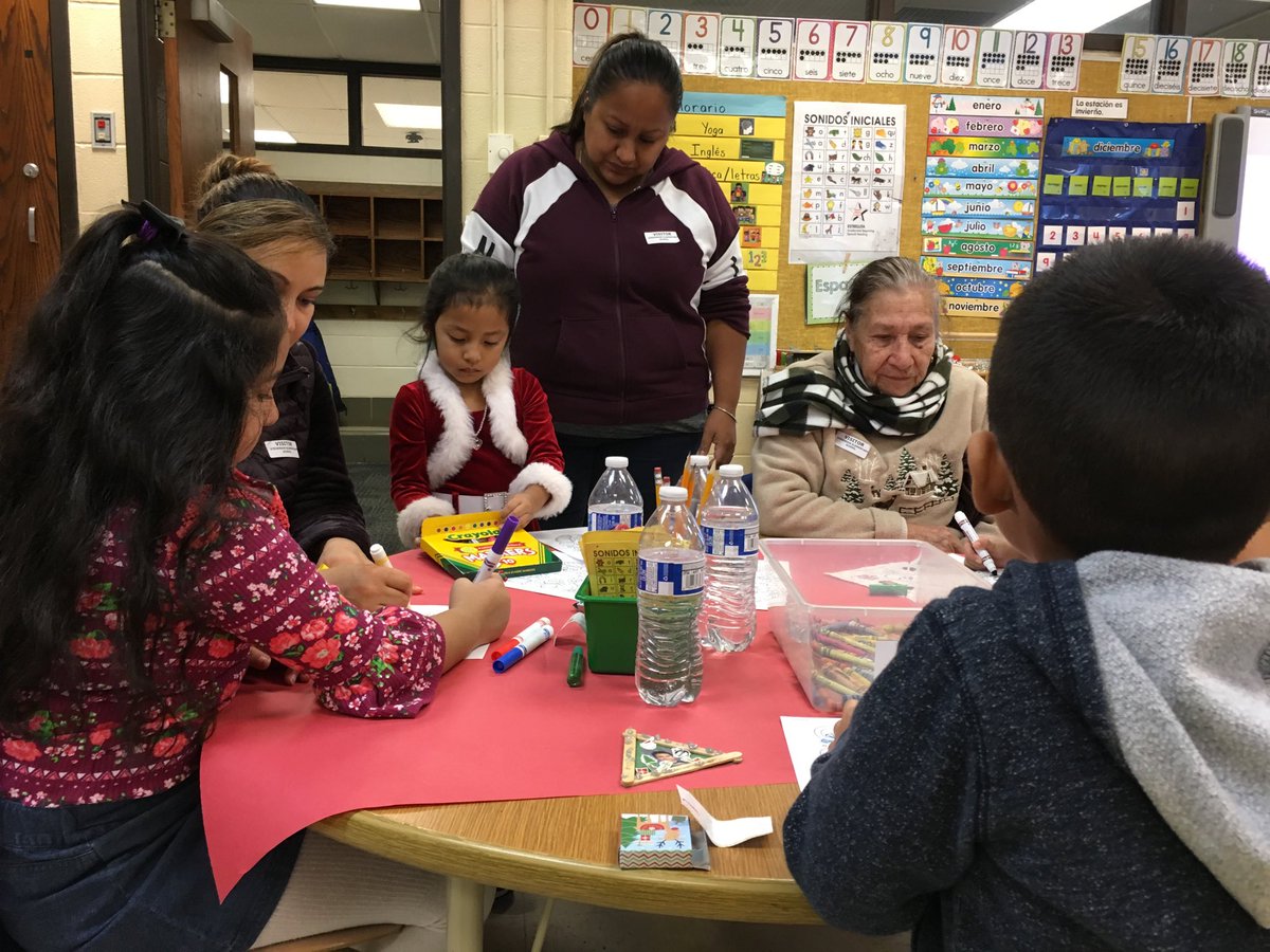 La clase de Ms. Manzano celebra la Navidad con sus familiares