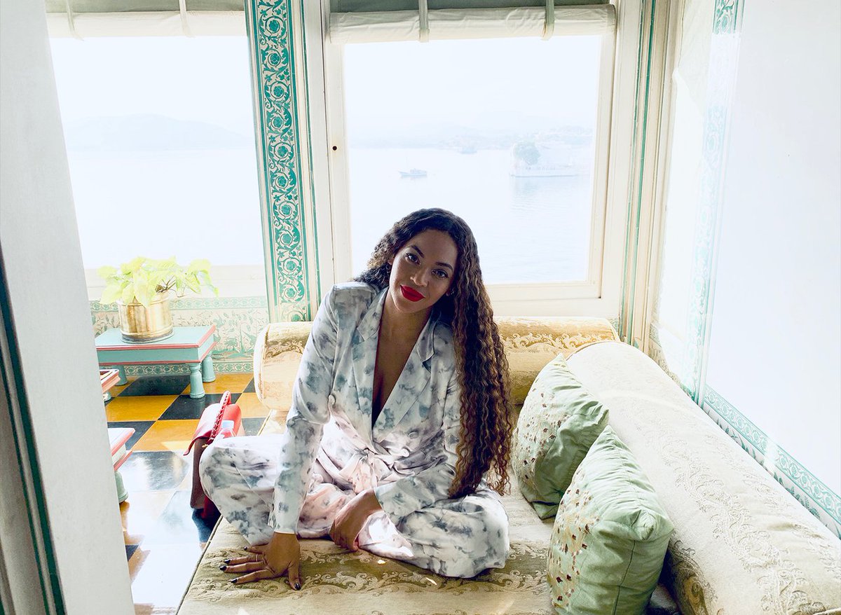 BeyLegion's tweet photo. Beyoncé in Udaipur, India. 💖🇮🇳

#IshaAmbaniWedding https://t.co/DP2oB5bI38