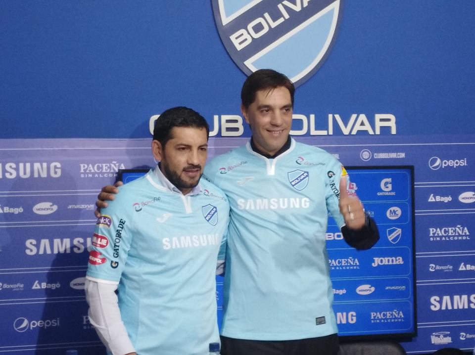 deportetotal_bo's tweet photo. #FichajesBo
César Vigevani fue presentado oficialmente como el nuevo DT del Club Bolivar, entre tanto Walter Flores asume el mando de las divisiones menores de la entidad paceña. https://t.co/92OA9YHVpb