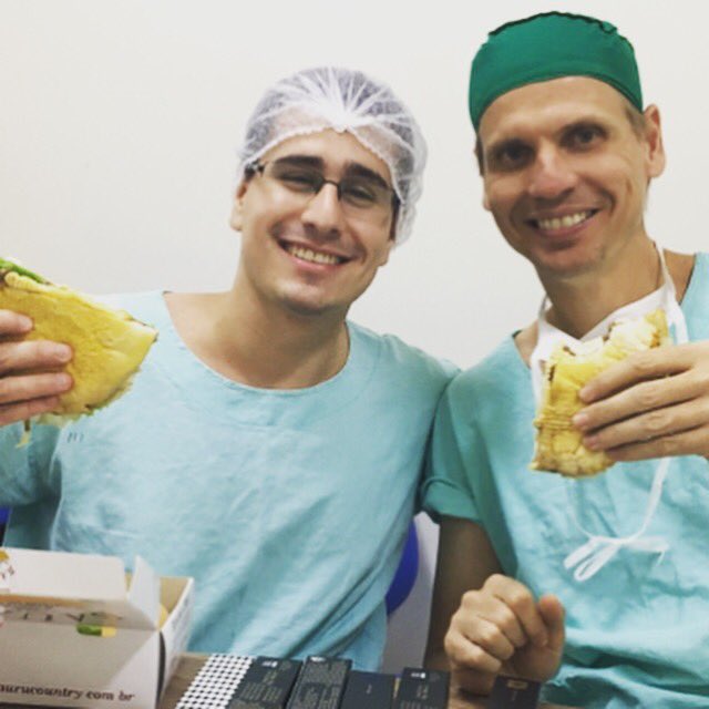 drricardokaempf's tweet image. Finalizando o ano e o estágio do Dr. Leonardo Rocha Thomaz na #CirurgiadaMão pediátrica. Parabéns pela competição e parceria! Sorte dele que tivemos uma despedida em grande estilo. #Bauru #Descontrole @SantaCasaPoa #ResidênciadeTraumato #HandSurgery