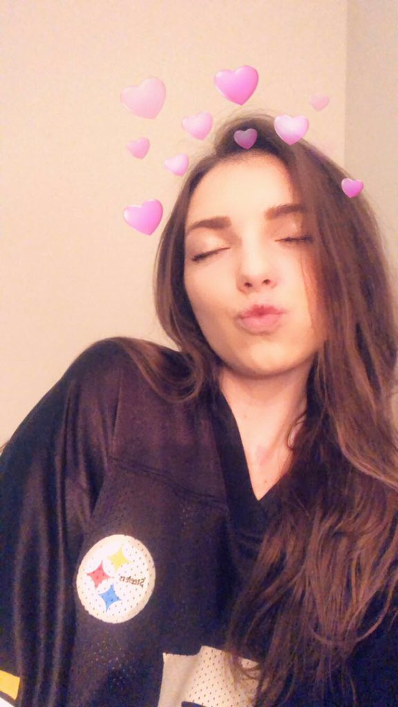 sarahetunes's tweet image. Oh I forgot to tweet like a crazy person when the @Steelers beat the Pats so here’s a picture of me in all my glory after our 7 year streak of loosing to the patriots was broken 
#sixburgh #gofor7