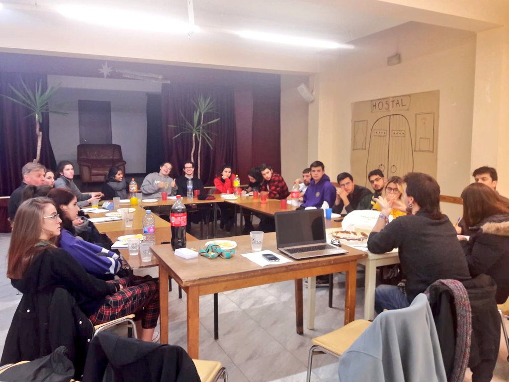 esplaisMCECC's tweet photo. Som-hi! 🙌 En marxa la reunió de @Zona2MCECC! Sobre la taula #AGOMCECC del 26 de gener, la trobada d'infants que se celebrarà el mes de febrer i la celebració de #Nadal de zona! Bona feina equip! 💪#SomMoviment #esplaisMCECC https://t.co/OKXgutEifD