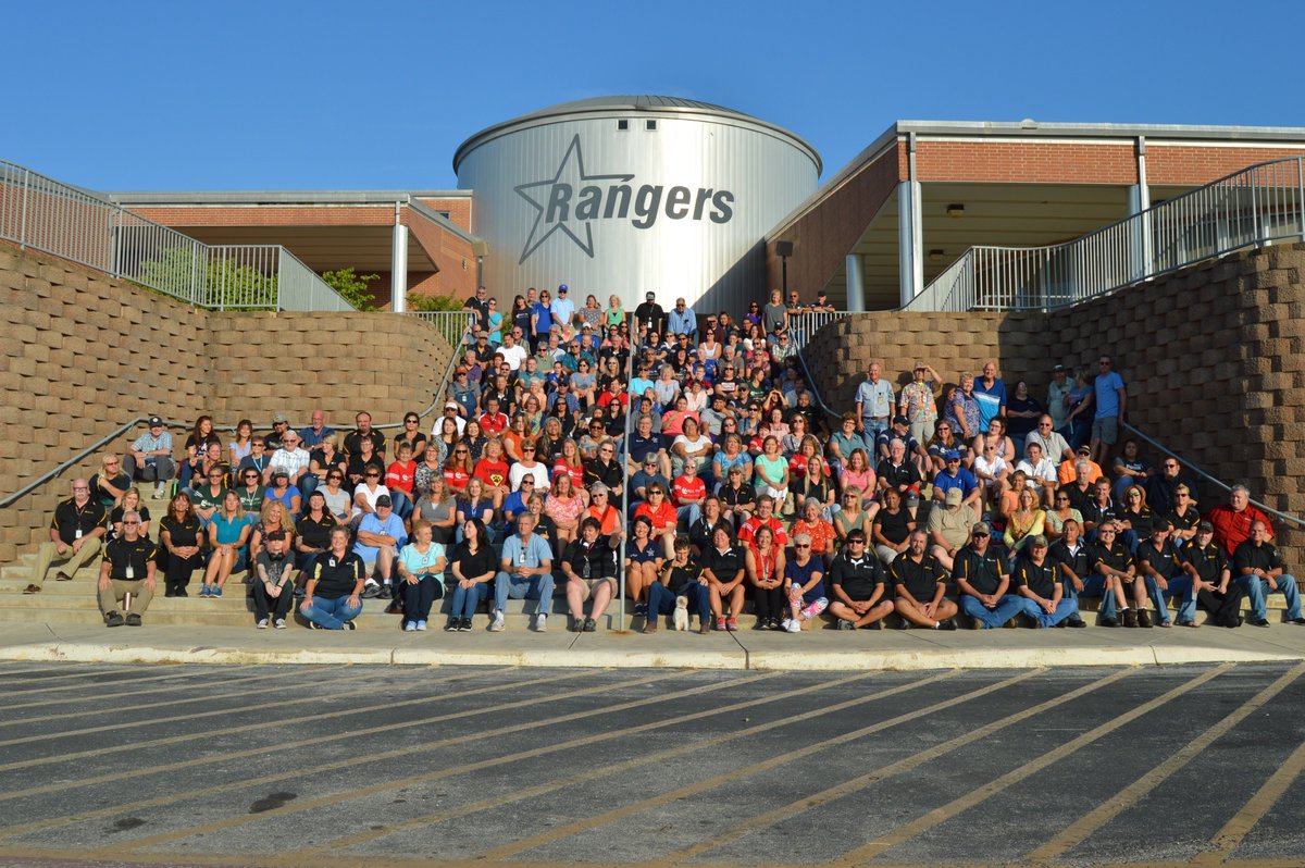 The Transportation Department would like to wish everyone a safe and merry Christmas! <a href="/Supt_comalisd/">Andrew</a> <a href="/kerrygain/">Kerry Gain</a> @robin_svatek