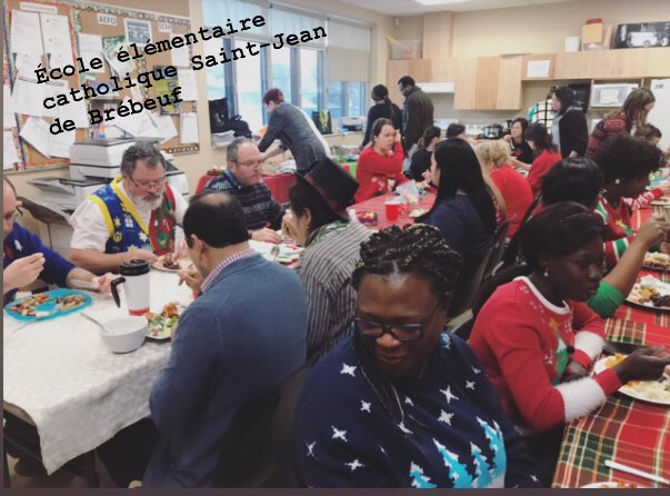 Le personnel de l’école Saint-Jean de Brébeuf se sont régalés ce midi lors de leur dîner  partage de Noël.