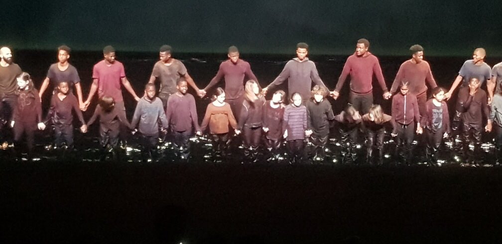 Magnifique spectacle à Chaillot de Rachid Ouramdane « Franchir la nuit » avec la participation de 12 jeunes accueillis par l’établissement Gaïa Groupe SOS jeunesse. Un spectacle sur l’exil et la migration des mineurs.
Bravo à eux et à l’équipe mobilisée au quotidien.