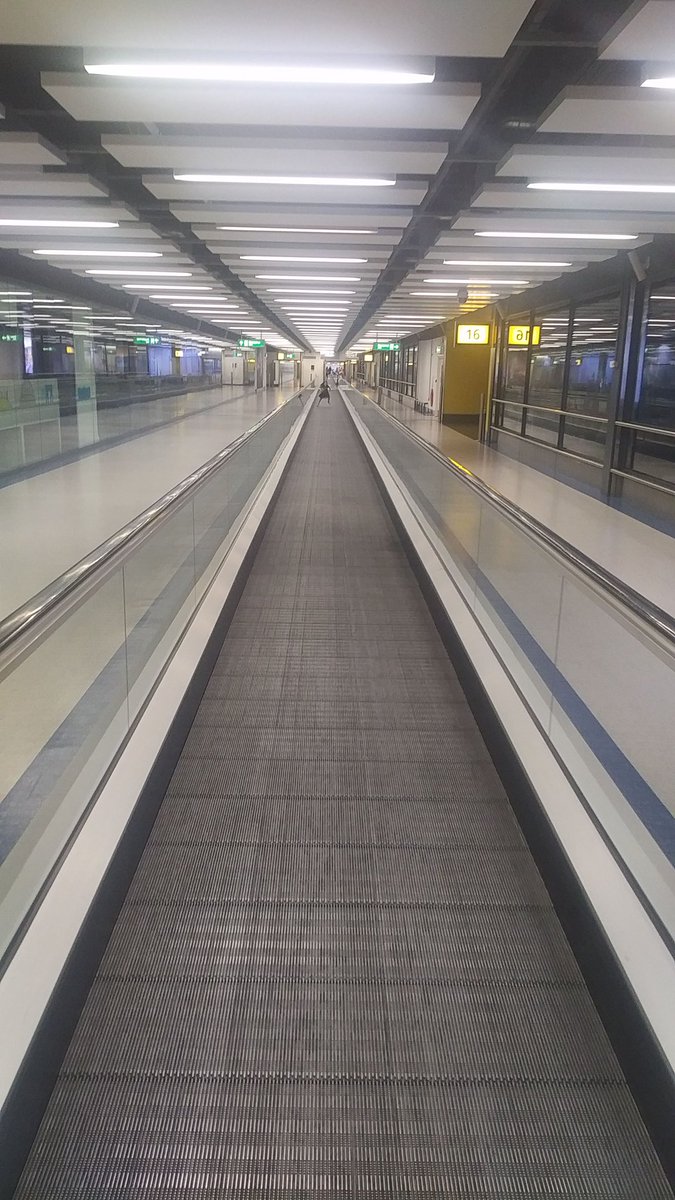 duncan_west's tweet photo. Last to leave... #Gatwick https://t.co/hTJ9cPGuNJ