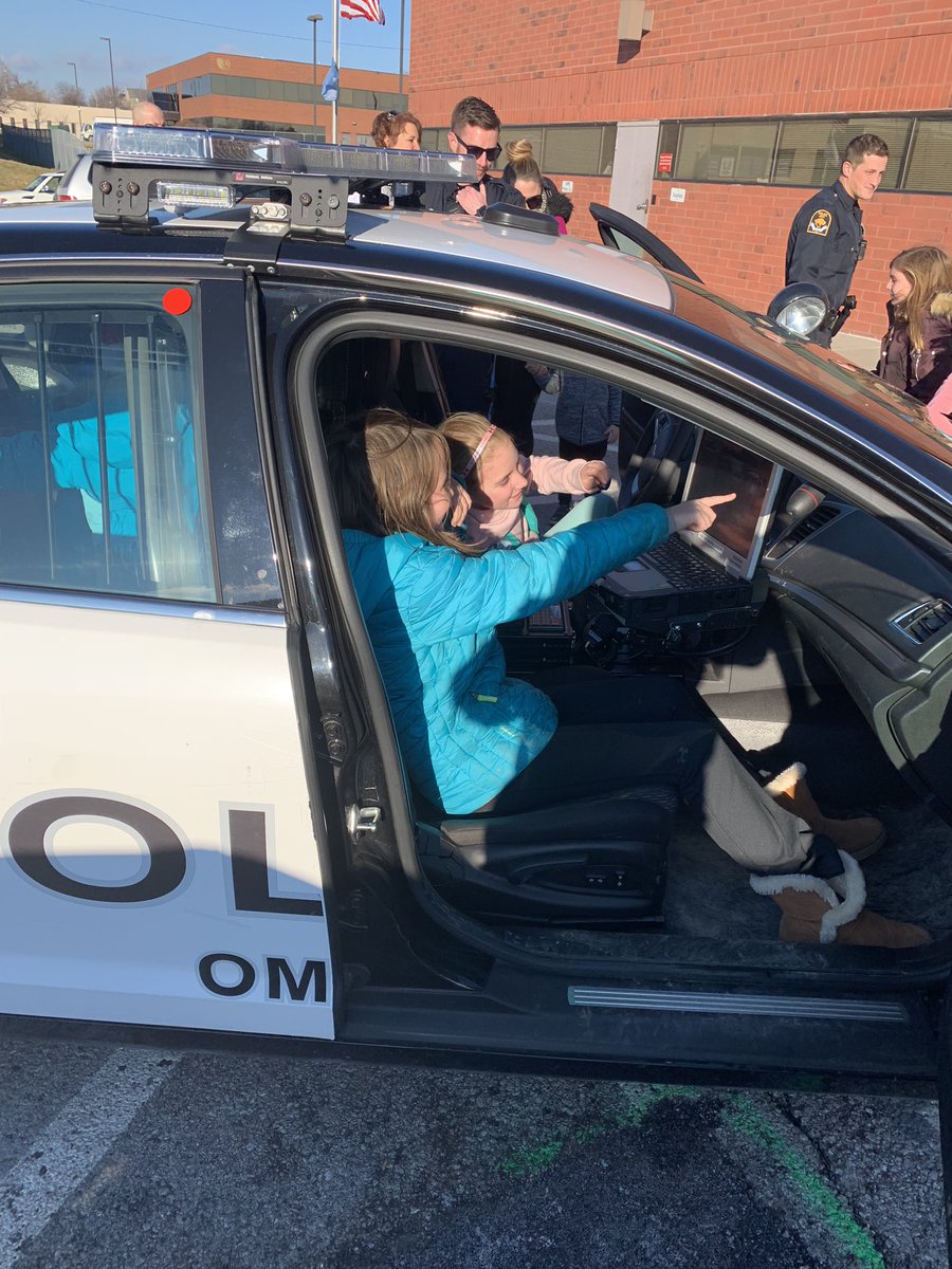 Troop 43014 made these awesome gift bags for our officers and also gave Cruiser 118 a very thorough siren inspection😂I gave them my 10 cent tour and answered questions. Fun way to spend the afternoon! Thank you! #opd