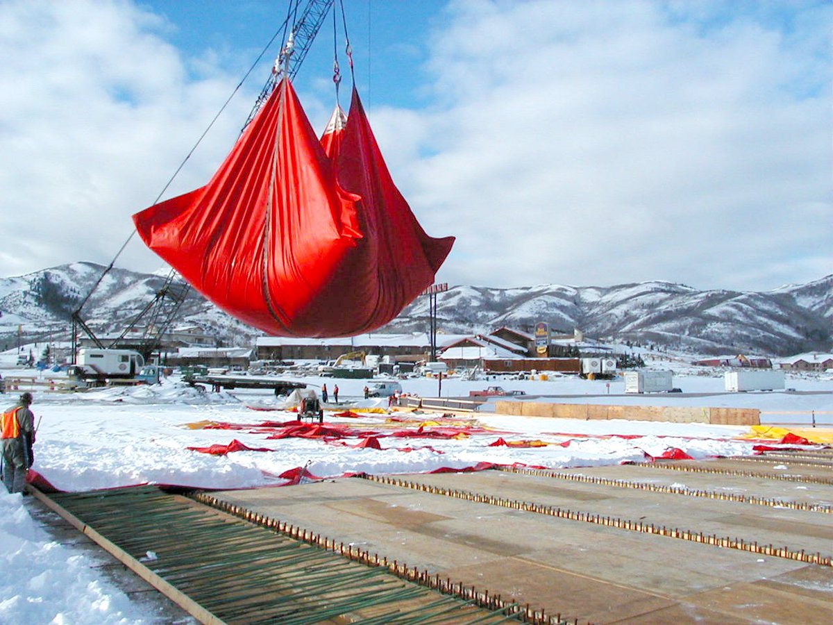 Construct_BP's tweet image. How many shovelfuls does it take to remove 7,000 lbs of snow? Too many! Learn how #contractors are clearing their work sites in minutes with #SnowShield | snowtarps.us
