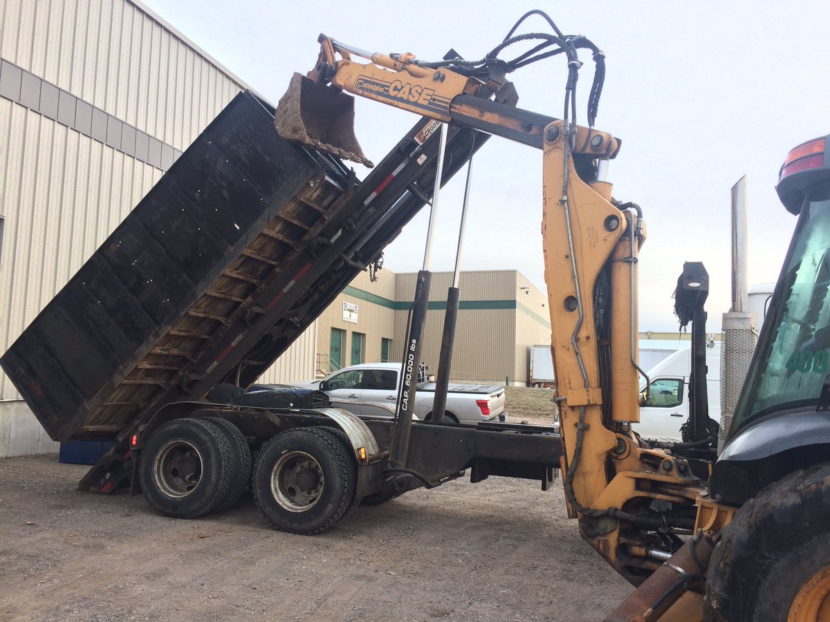 skinnybitch_ang's tweet image. How my days going... #StuckBox #MotherTrucker #RollOffProblems