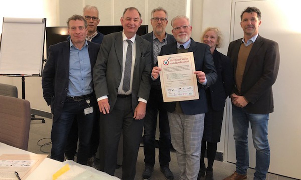 Leeuwenborgh ontvangt het Certificaat Veilige &amp; Gezonde School! 😊 Het veiligheidsbeleid van onze school is op orde en na een audit goedgekeurd. Alle betrokken collega's van Leeuwenborgh, gefeliciteerd met deze erkenning! 🎉 #veiligheid #Leeuwenborgh #certificaat
