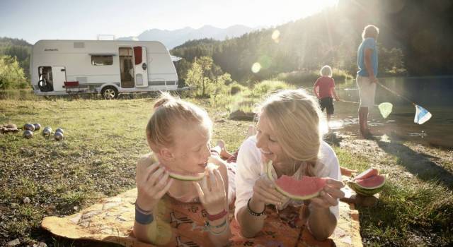 Como convertir tus #vacaciones con #niños en una auténtica aventura 👉 ¡escoge viajar en #caravana y lo pasaréis genial! ow.ly/C4OC30juO8Y vía <a href="/campingsalon/">Campingsalon</a>