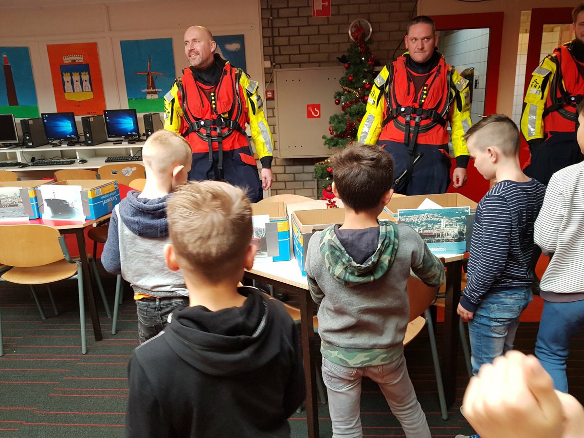 De leerlingen van De Lichtboei in Westkapelle hebben tekeningen en brieven gemaakt voor de ankerliggers. Die gaan we maandag brengen, met een kerstbrood erbij. Zodat de schepen die op zee voor anker liggen, weten dat er ook aan hen gedacht wordt! #KNRM