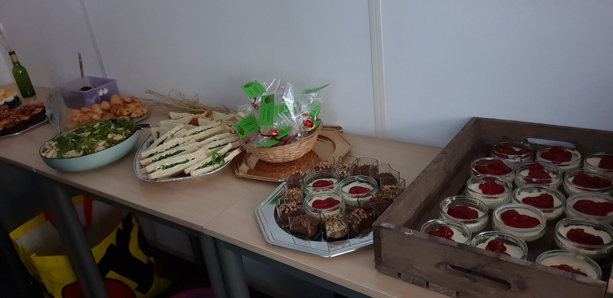 VirginieKlunder's tweet photo. Kerstbrunch met zelf gemaakte heerlijkheden en versieringen zorgt voor een fijne sfeer. Dank voor de organisatie @marell_t en @ChantalRooze. #management #assistant @rocvantwente #inspirerend #verbindend https://t.co/mzv4wxzbDr