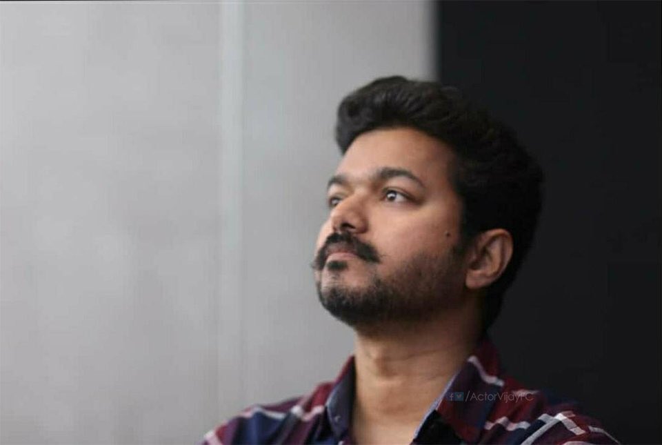 VijayPradhi's tweet photo. அழகுயா @actorvijay இந்த மனுஷன்.! 😍😘❤

எத்தன பேர் கண்ணு பட்டிருக்கோ.! @Jagadishbliss நண்பா தயவு செஞ்சு அண்ணனுக்கு சுத்தி போடுங்க.! 😍

#Thalapathy ❤
#Azlagu ❤ #Cute ❤ https://t.co/6mrG9Lw5RM