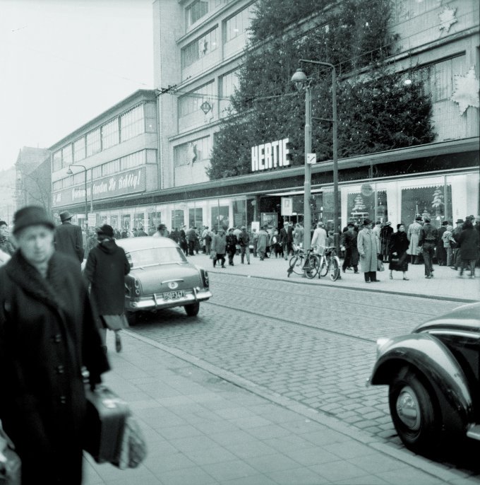 #OttenserHauptstraße 1960 kein Weinachtsmarkt vor #Hertie, damals fuhr noch die #Straßenbahn. Kein Schnee, dafür dann aber satt, #Schneekatastrophe1979. Das #StadtteilarchivOttensen wünscht schöne Feiertage. Fotos: Karl Zernitz und Stadtteilarchiv Ottensen