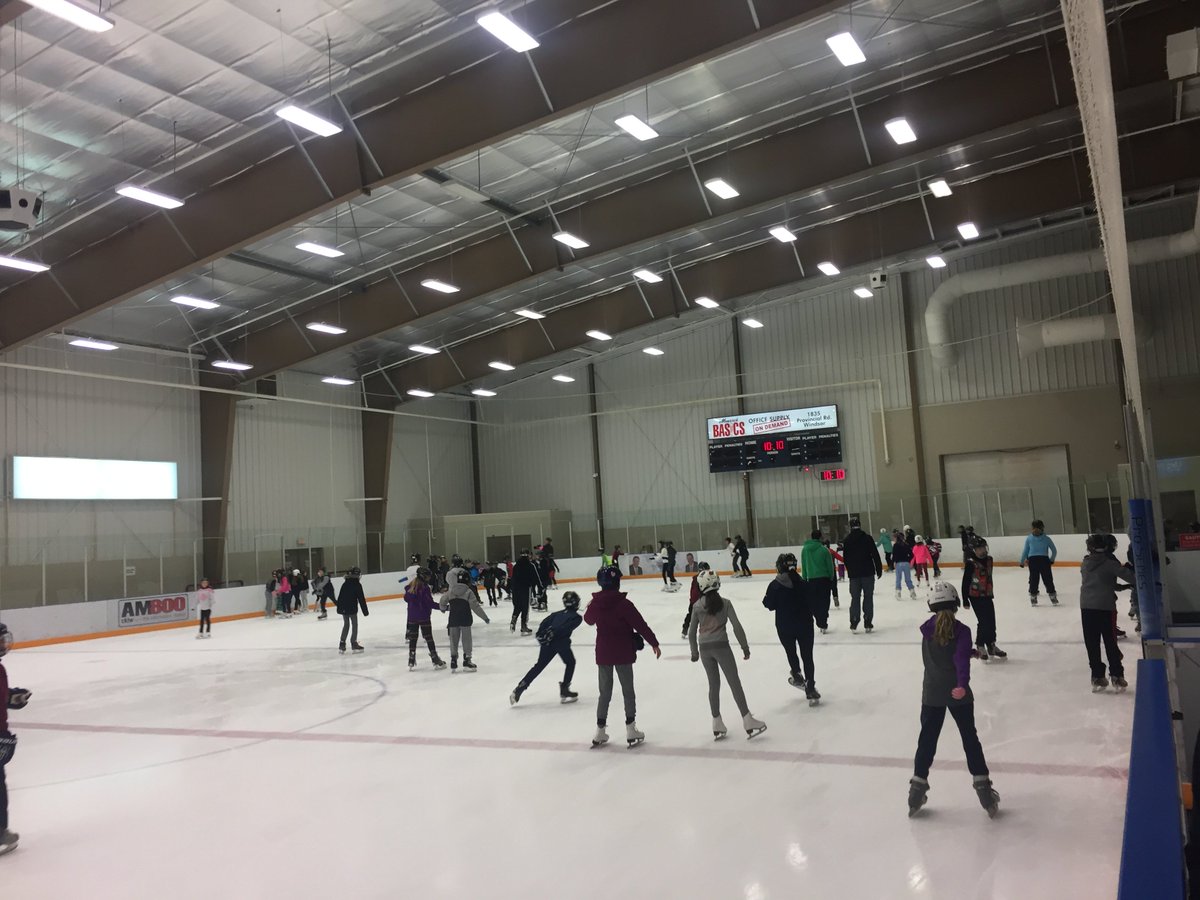 Quelle belle matinée à l'aréna!  Les élèves et le personnel à MAC se sont bien amusés sur la patinoire.