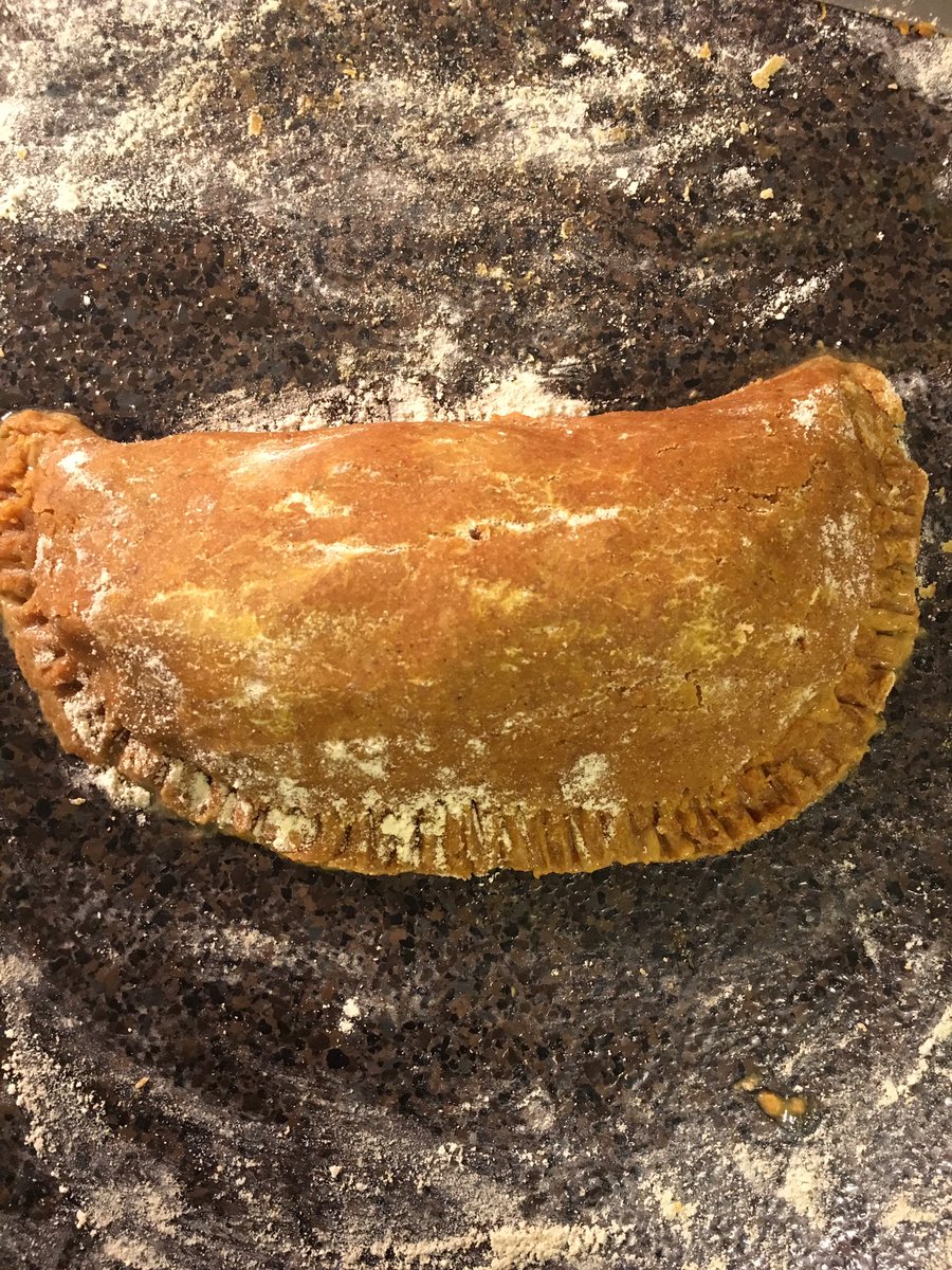 SoulsGround's tweet photo. #VeganJamaicanPatty with #ChickPeas and #Kamut #JamaicanJerkSauce
#Chickpeaflour #Pastry #turnipgreens #turniproot #okra #chayotesquash #criminimushrooms #scotchbonnetpeppers #aromatics my #Jamaicanspiceblend ALL #alkaline By #ChefAudy #SoulsGroundFoods #veganfood #plantbased https://t.co/PcF6pYHY73