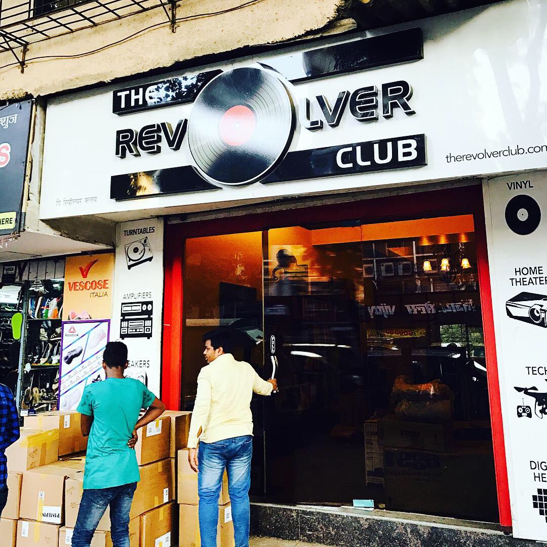 DJTaShi's tweet photo. インドはかれこれ10回近く来てるけど🇮🇳
.
初めてレコードがある店に行く事が出来た♪
.
Hindi Musicが大好きなので超感動的な時間でした😍
.
#vinyl #diggin #india #mumbai #hindimusic #bolliwood #music #records #djtashi #revolverclub https://t.co/XCFsQl94tY
