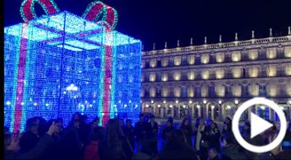 🎥 #VÍDEO | El espíritu navideño toma la Plaza Mayor con un concierto improvisado a los pies de la iluminación navideña 👉 ow.ly/gdJp30n3Tyl