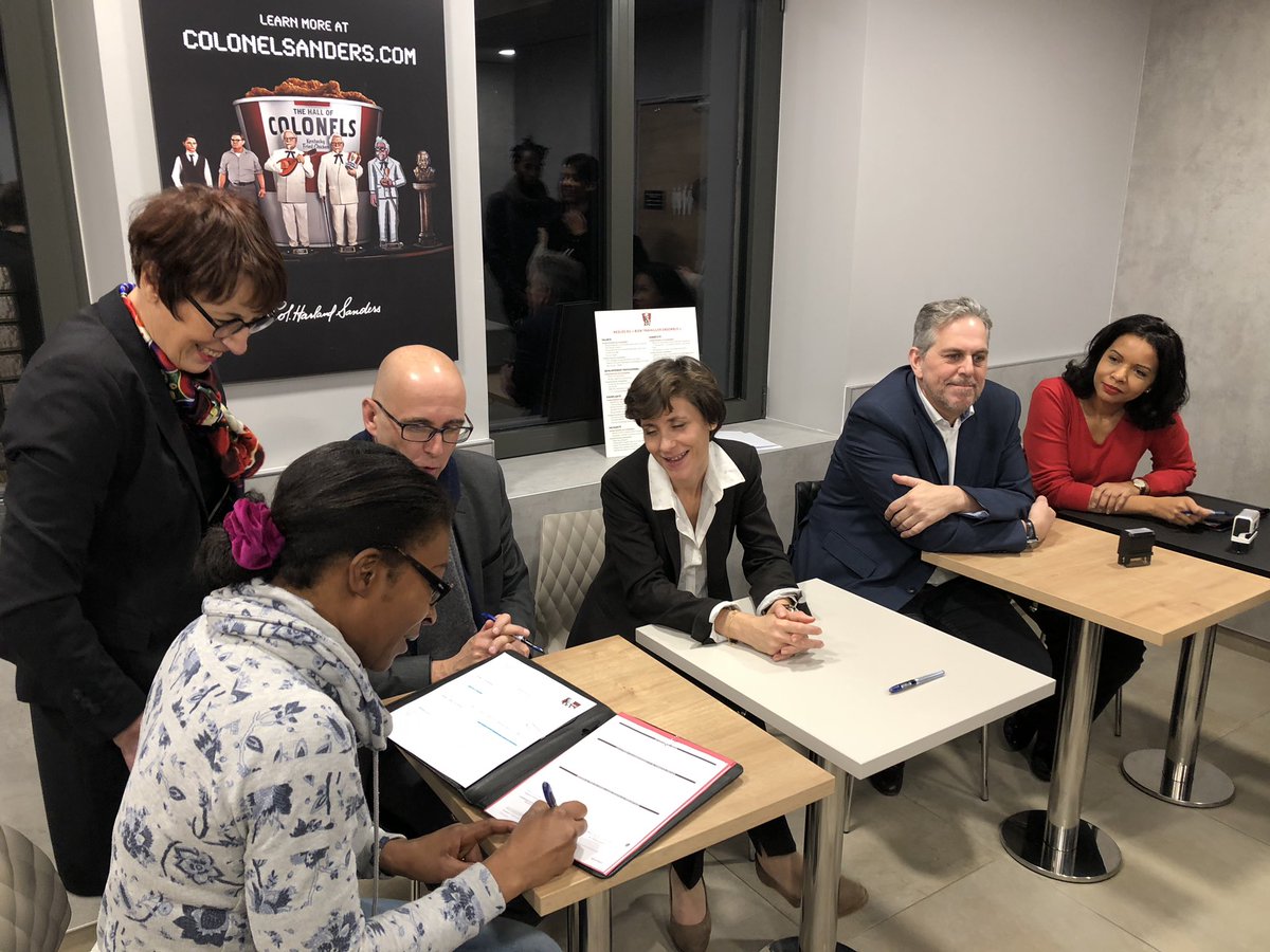 ALUTTERSCHMITT's tweet image. Signature de Cdi pour Stéphanie Virginie Steven Kayi Mahmoud Florian Muhamed #Cd67 en présence de @F_Bierry @duboschristelle au #Kfc cv #Strasbourg @Prefet67 @toutlebasrhin. Merci à Nadja et René Gueudre pour leurs engagements #RSE aux côtés de l’équipe emploi.