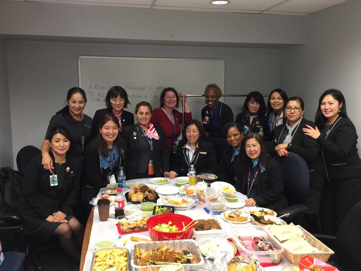 FM_UAL_IAH's tweet photo. Happy Holidays!  Celebrating together as a team. So proud of our ANA (NH) team. Keep hitting it out of the park. ⁦@weareunited⁩ #BeingUnited #IAH https://t.co/0eloluijua