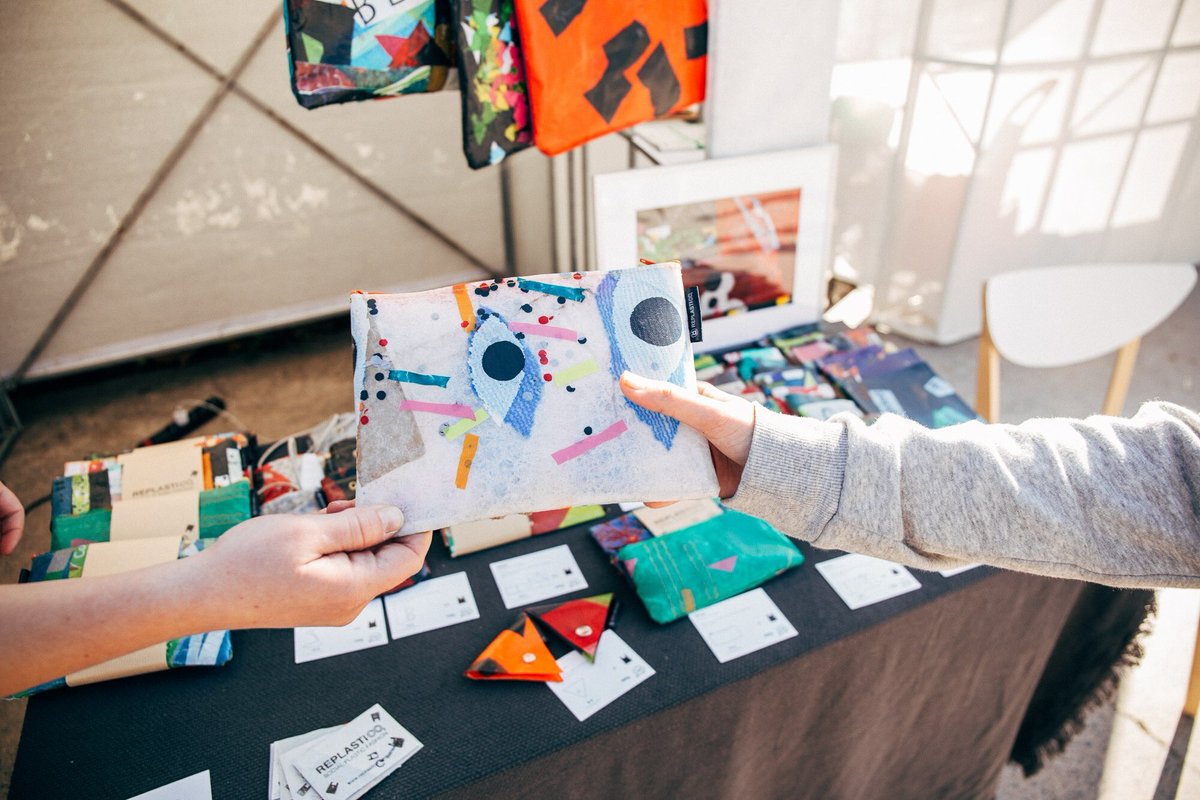 Tothom volia fer-se amb un #Replastico2 - Social Fashion Remade With Love!
Ens encanta aquest projecte 100% #zerowaste
----
#lapionera #poblenou #lapionerazerowaste #zerowaste #zerowastebcn #barcelona #artista #emprenedoria #valorssocials #streetmarket #market #agendacultural