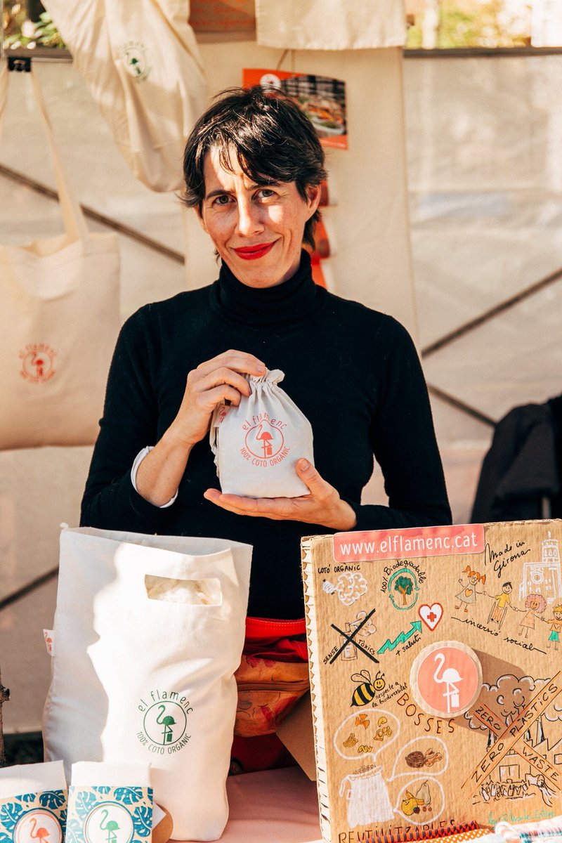 Les bosses i coixins de #elflamenc són de cotó #orgànic. Estan fets a #Girona per persones en risc d'exclusió social i són ideals per evitar residus plàstics.
Per tots aquests motius, no podien faltar a #lapionerazerowaste
#lapionera #poblenou