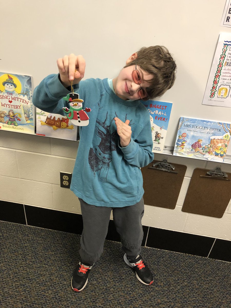 AmandaButter043's tweet photo. Frosty the Snowman was a jolly happy soul! ☃️❄️ #holdidaycraft #almostwinterbreak #GLCSRyan https://t.co/bdS74emdIM
