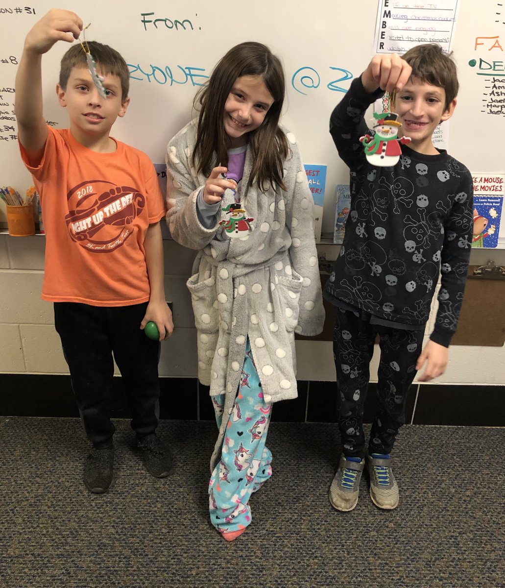 AmandaButter043's tweet photo. Frosty the Snowman was a jolly happy soul! ☃️❄️ #holdidaycraft #almostwinterbreak #GLCSRyan https://t.co/bdS74emdIM