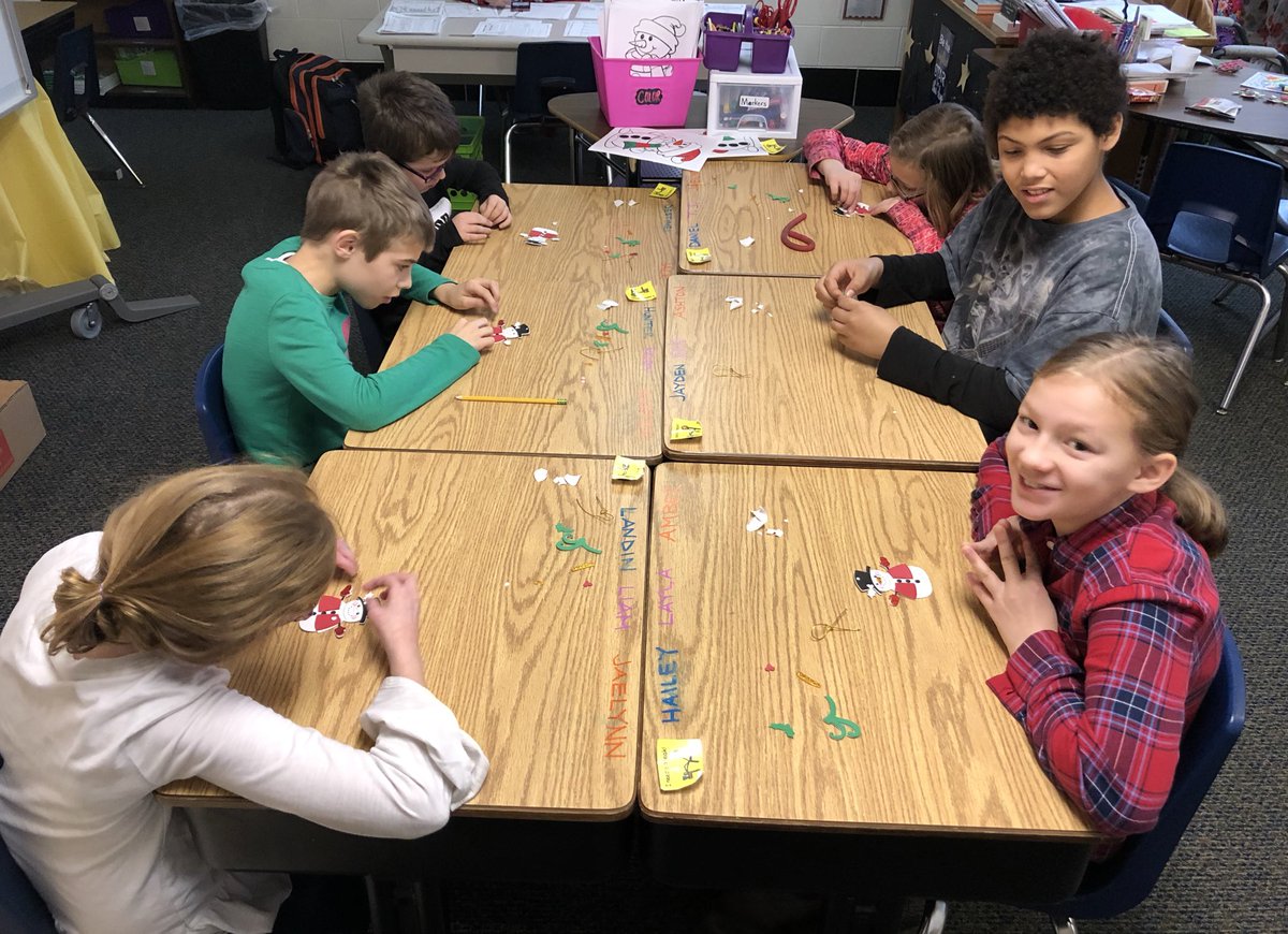 AmandaButter043's tweet photo. Frosty the Snowman was a jolly happy soul! ☃️❄️ #holdidaycraft #almostwinterbreak #GLCSRyan https://t.co/bdS74emdIM