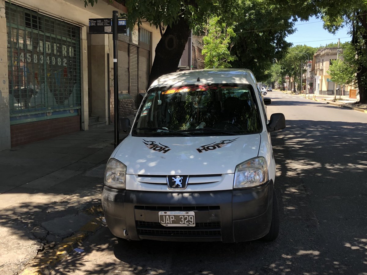 IannottiArielOk's tweet photo. En plena parada de colectivo estacionan los vehículos y se cagan en los pasajeros.

Se tiene que esperar el colectivo a 3 metros de la parada y el chofer no frena por no estar en la misma.

#BarrioDeFlores #BuenosAires #Argentina #PoliciaFederal #Larreta #Linea113 #AsiEstamos https://t.co/X9PSYC3qki