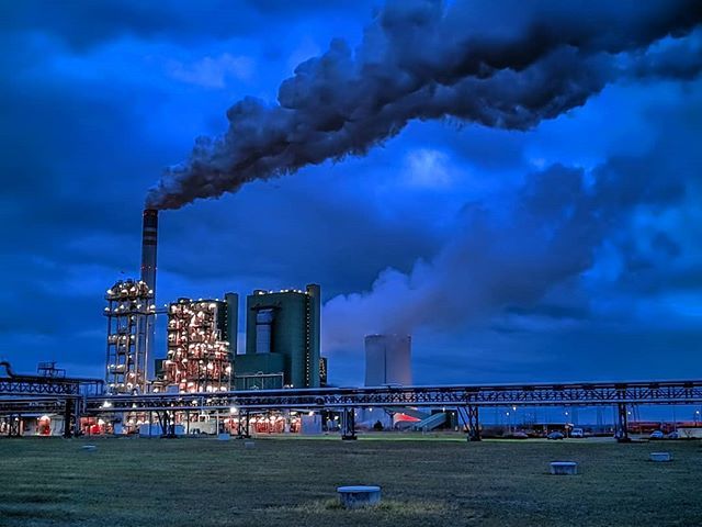 flashbac76's tweet photo. Schkopau Power Station
#insta #gopro #goproes #hero7black #mate10pro #sky #clouds #nature #landscape #lights #industry #powerstation #almostnight #travel #instatravel #ontheroad #truckerslife #Schkopau #Germany https://t.co/A1Mw5IpMOh