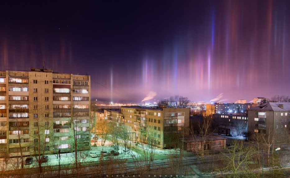заводы города нижний тагил. зеленые вспышки в небе ночью. небо с нижнего ракурса. световые столбы явление в москве. столбы в небе нижний тагил.