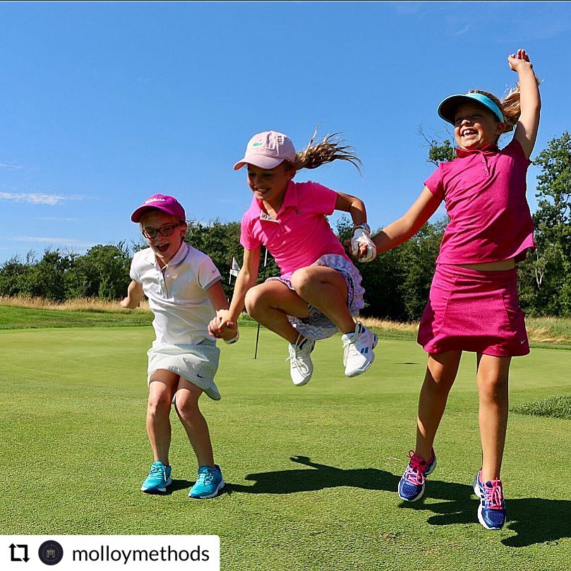 Here’s to Santa 🎅🏼🎄 arriving with new golf gear this year like... 🙏🏼🙏🏼🙏🏼😂⁣

⁣📸: @alipalmaphotography •⁣
#golflife #golfgear #golffashion #golffashionista #pga #lpga #girlsgolf #molloymethods #golfpro #golfer