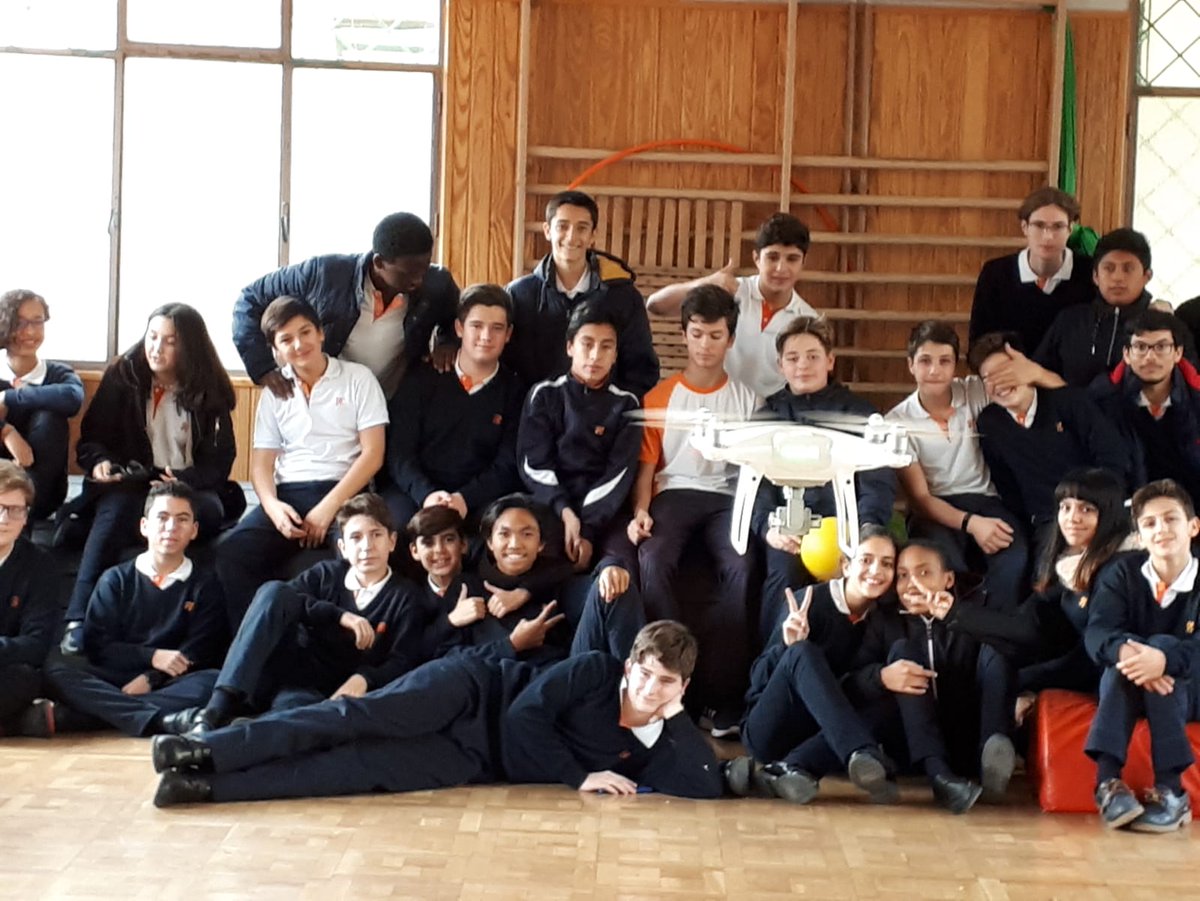 carmennavarro1's tweet photo. @nazaretoporto Diego Cerratos, estudiante de ingeniería de @La_UPM , comparte con nosotros su conocimiento y manejo de drones. Gracias por una magnífica tarde! #workshops2018 #EscuelaDePilotosNazaret https://t.co/3m7LrAuqjI
