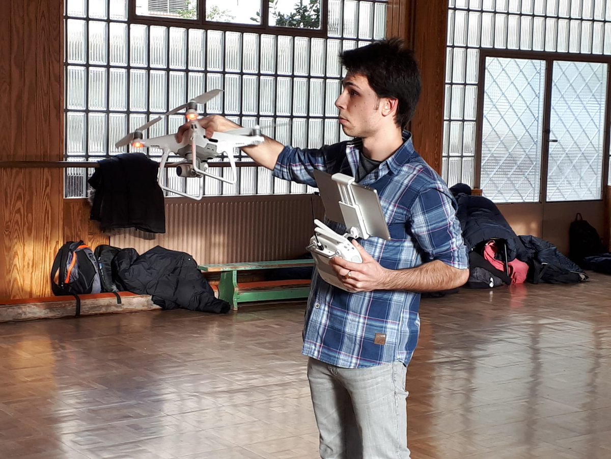 carmennavarro1's tweet photo. @nazaretoporto Diego Cerratos, estudiante de ingeniería de @La_UPM , comparte con nosotros su conocimiento y manejo de drones. Gracias por una magnífica tarde! #workshops2018 #EscuelaDePilotosNazaret https://t.co/3m7LrAuqjI