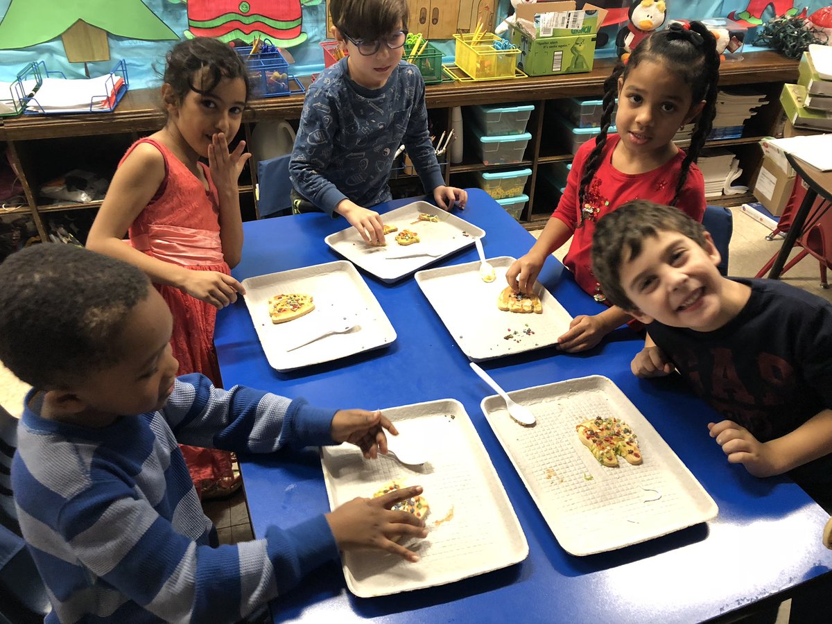 MsKallertEDU's tweet image. Since we wrote about ugly sweaters, it’s only right that we make them in cookie form too! #weecreate #weehavefun #weeeat 🎄❤️💚 @AnnaRudowsky @WeehawkenTSD